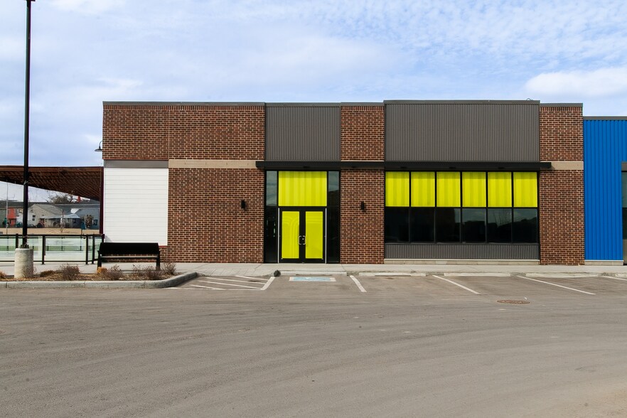 1561 210 Ave, Calgary, AB à louer - Photo du bâtiment - Image 2 de 11