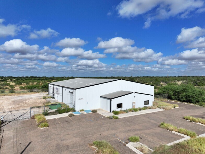 149 Eagle Ford Rd, Cotulla, TX à louer - Photo du bâtiment - Image 1 de 3