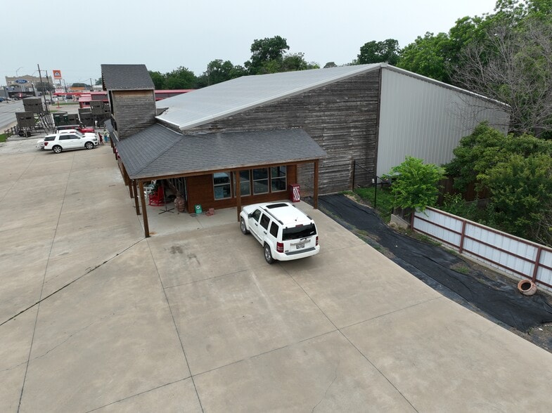 409 E Central Ave, Comanche, TX à vendre - Photo du bâtiment - Image 3 de 9