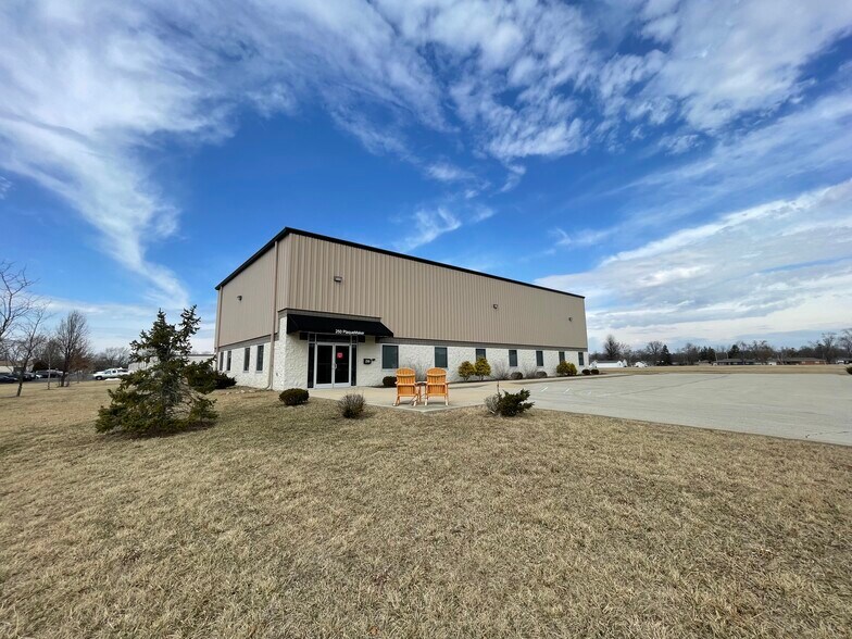 250 Business Park Dr, Fortville, IN à vendre - Photo du bâtiment - Image 2 de 11