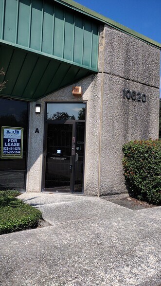 10620 Stebbins Cir, Houston, TX for lease - Building Photo - Image 2 of 8