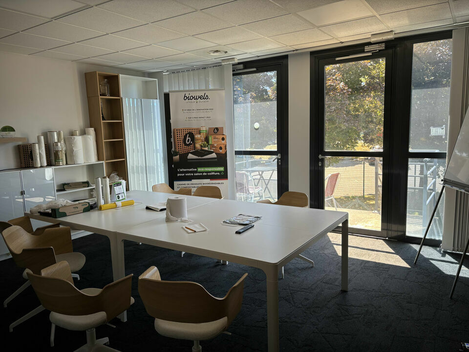 Office in Limonest for lease Interior Photo- Image 1 of 8
