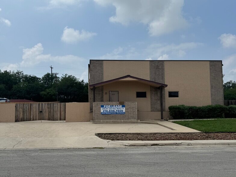 16131 College Oak Dr, San Antonio, TX à louer - Photo du bâtiment - Image 2 de 21