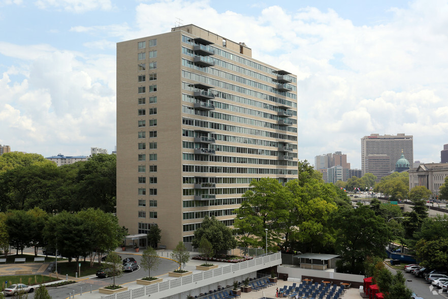 2200 Benjamin Franklin Pky, Philadelphia, PA à vendre - Photo principale - Image 1 de 1