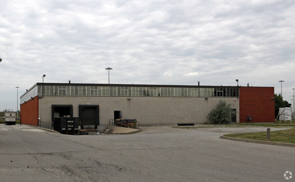 5895 Ambler Dr, Mississauga, ON à louer - Photo du bâtiment - Image 2 de 3