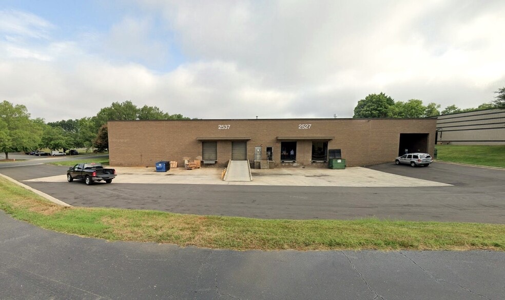 2527-2537 Scott Futrell Dr, Charlotte, NC for lease - Building Photo - Image 2 of 5