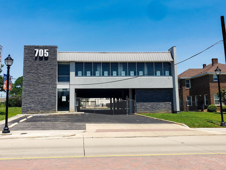 705 E Abram St, Arlington, TX for lease - Building Photo - Image 1 of 4