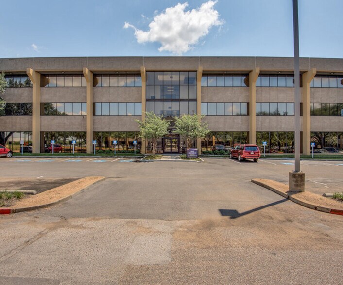10925 Estate Ln, Dallas, TX à louer - Photo du bâtiment - Image 2 de 5