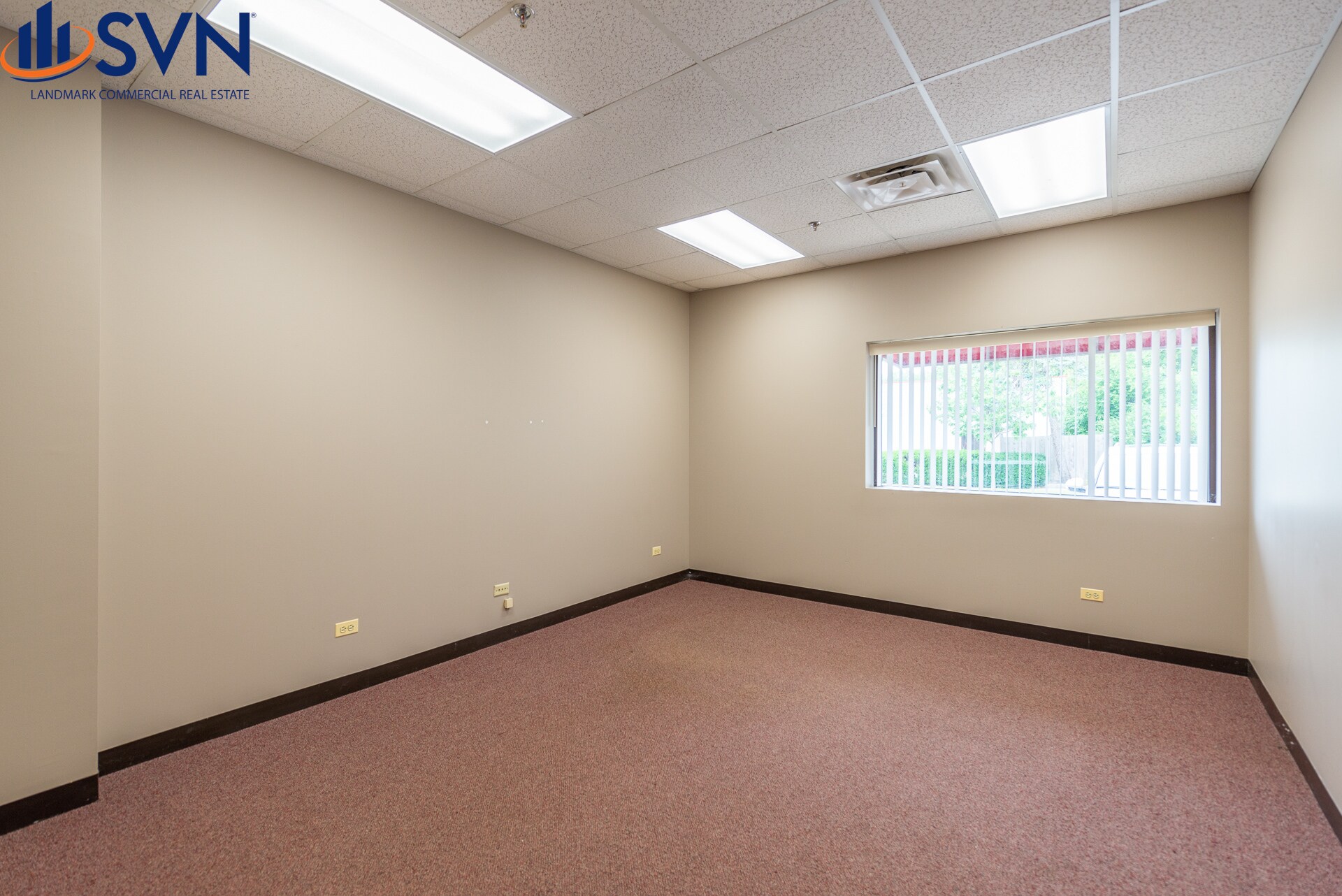 611 E State St, Geneva, IL à louer Photo intérieure- Image 1 de 2