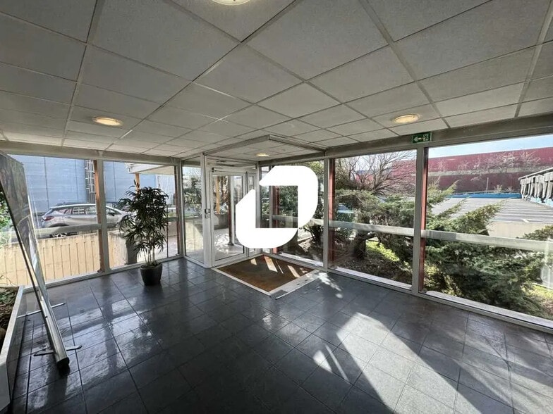 16 Rue Des Oliviers, Thiais for lease - Lobby - Image 3 of 17