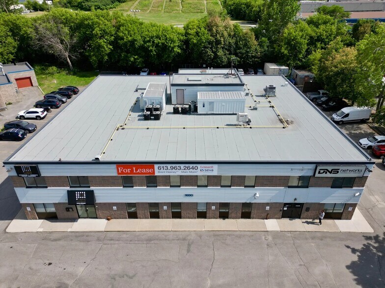 1600 Laperriere Ave, Ottawa, ON à louer - Photo du bâtiment - Image 2 de 4