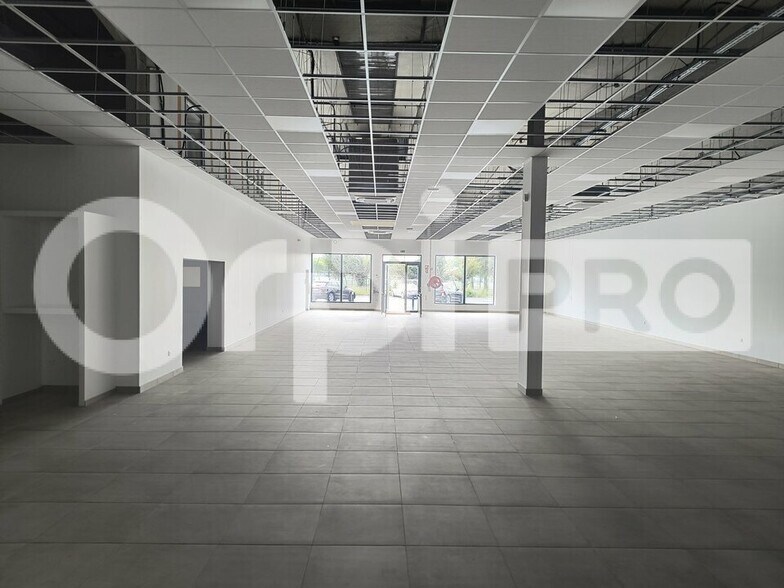 Retail in Reims for lease - Interior Photo - Image 2 of 6