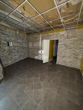 Retail in Paris for lease Interior Photo- Image 1 of 3