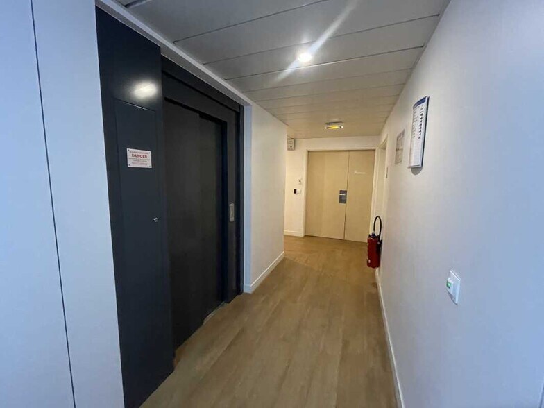 Office in Bordeaux for lease - Building Photo - Image 2 of 8