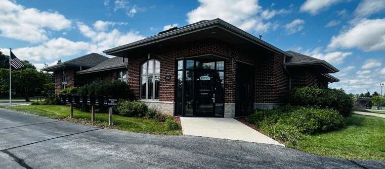 26422 Oakridge Dr, Waterford, WI à vendre - Photo du bâtiment - Image 1 de 6