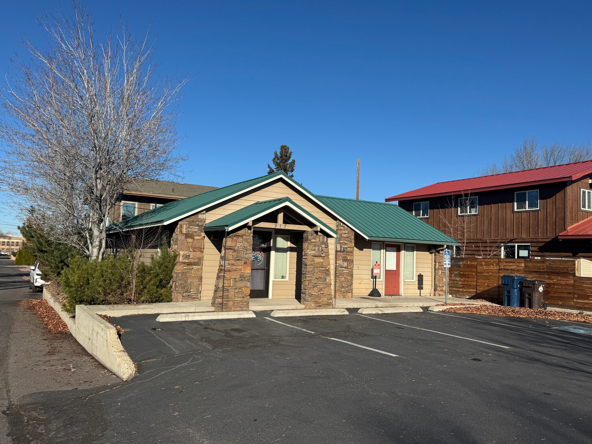 917 SW Highland Ave, Redmond, OR for lease Building Photo- Image 1 of 17