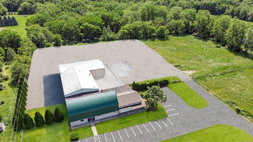 28342 Pontiac Trl, South Lyon, MI à louer - Photo du bâtiment - Image 2 de 3