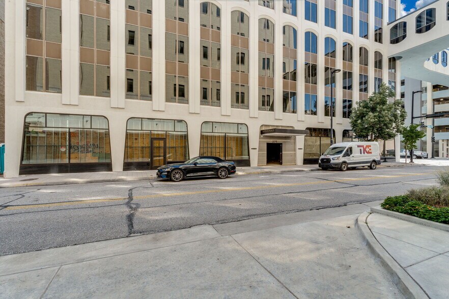 209 E William St, Wichita, KS for lease - Building Photo - Image 2 of 3