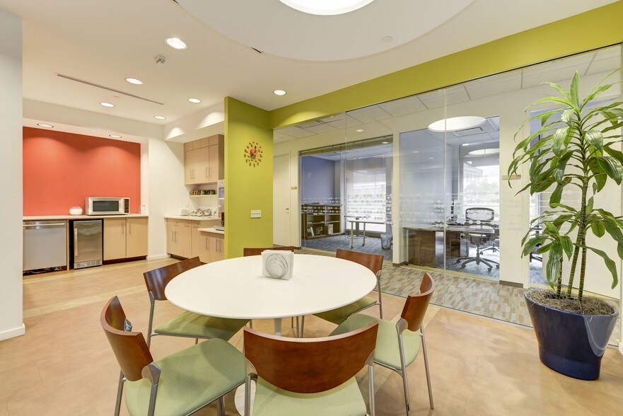 1765 Duke St, Alexandria, VA à louer - Photo du bâtiment - Image 3 de 7