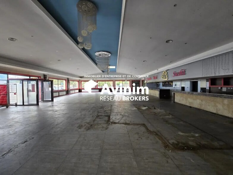 Retail in Chelles for lease - Interior Photo - Image 2 of 3