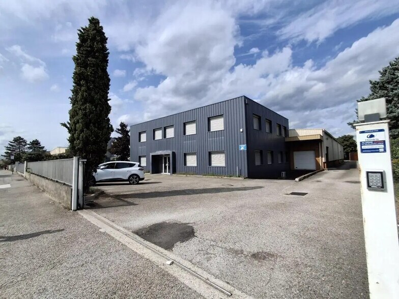 Flex dans Chassieu à louer - Photo du bâtiment - Image 1 de 7