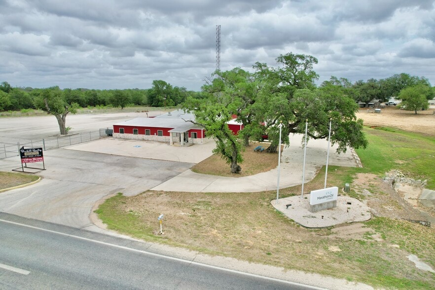 1200 Bensdale Rd, Pleasanton, TX for lease - Building Photo - Image 2 of 33