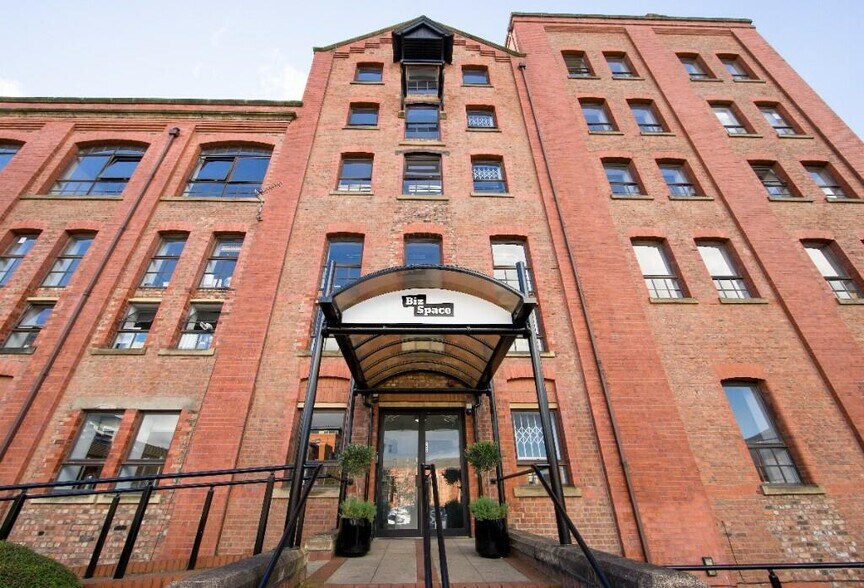 380 Chester Rd, Manchester à louer - Photo du bâtiment - Image 3 de 12