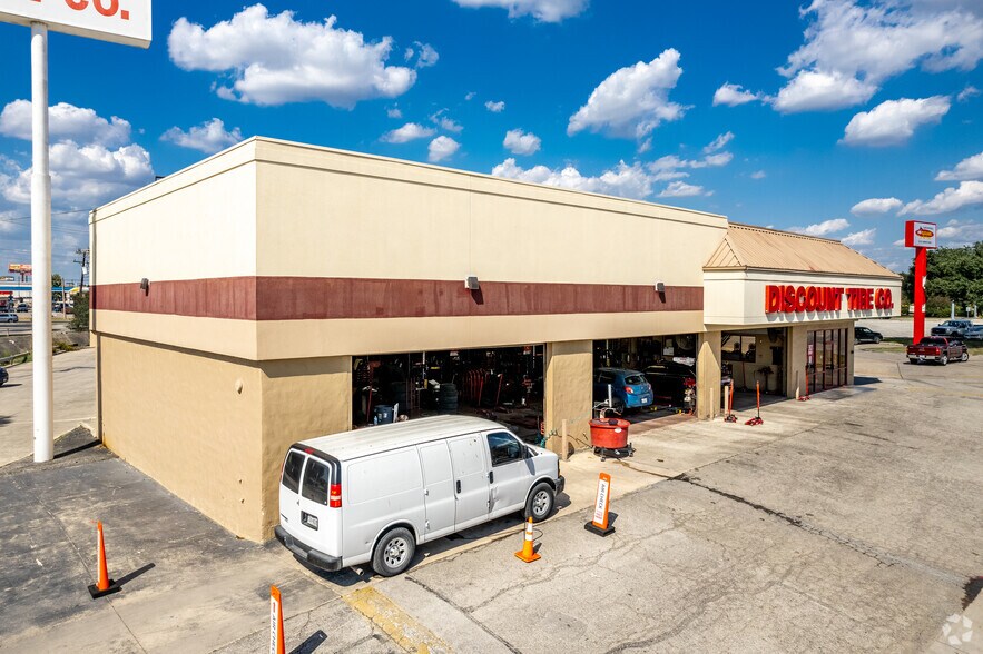 7954 N IH 35, San Antonio, TX for sale - Primary Photo - Image 1 of 3