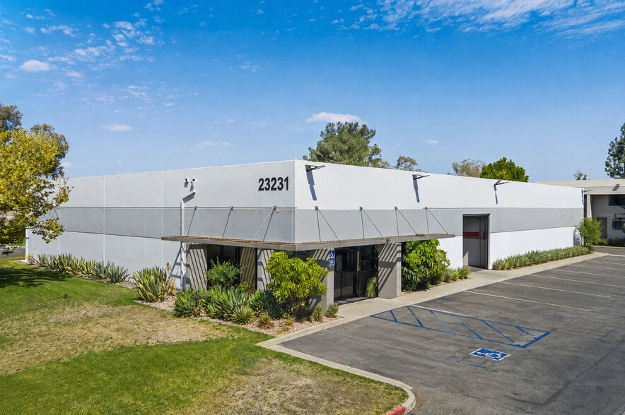23282 Peralta Dr, Laguna Hills, CA à vendre - Photo du bâtiment - Image 1 de 92