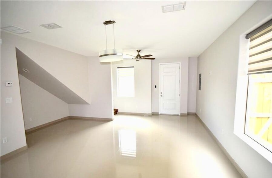1202 Upas Dr, Edinburg, TX for sale - Interior Photo - Image 3 of 32