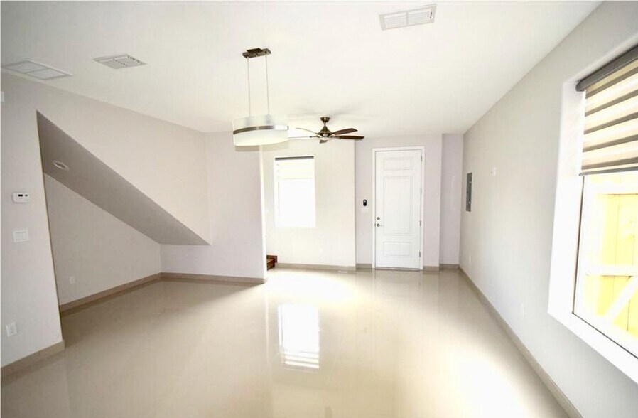 1202 Upas Dr, Edinburg, TX à vendre - Photo intérieure - Image 3 de 32