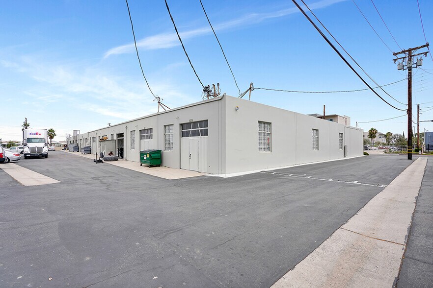 1629-1649 Monrovia Ave, Costa Mesa, CA à louer - Photo du bâtiment - Image 3 de 4