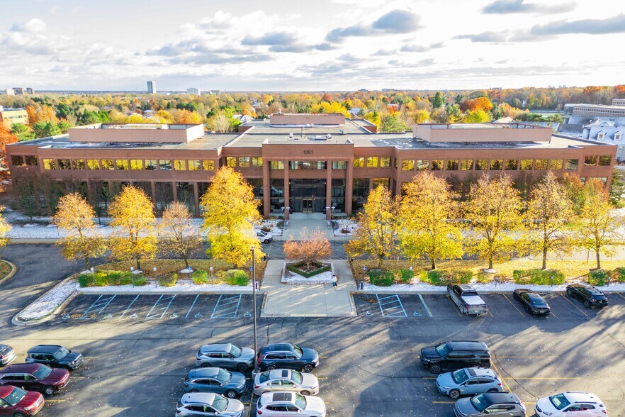 1301 W Long Lake Rd, Troy, MI à louer - Photo du bâtiment - Image 3 de 28