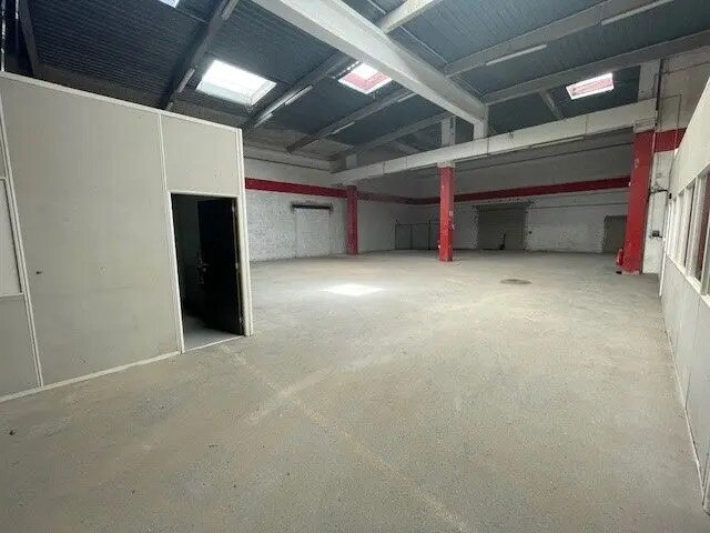 Industrial in Vitrolles for lease - Building Photo - Image 1 of 5