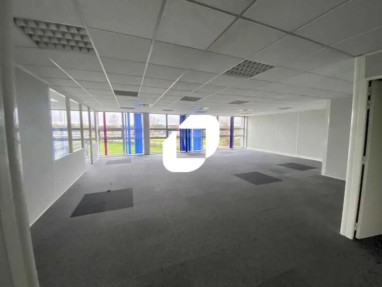 Office in Bordeaux for lease - Interior Photo - Image 3 of 23