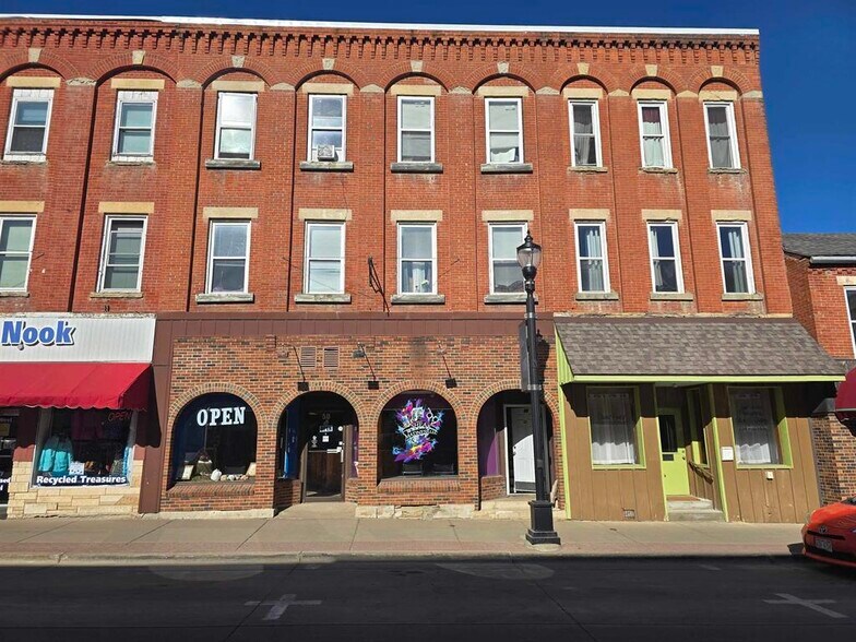40 & 50 Main Street street, Platteville, WI à vendre - Photo du bâtiment - Image 2 de 8