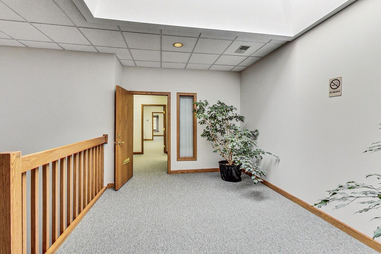 28085 N Ashley Cir, Libertyville, IL for lease Interior Photo- Image 1 of 11