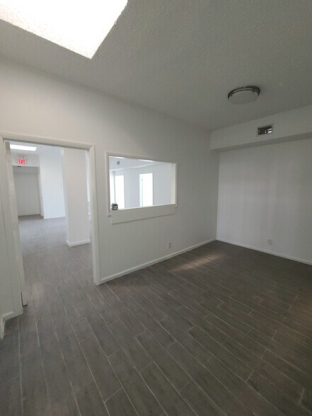 2406 E Oakland Park Blvd, Fort Lauderdale, FL à louer - Photo du bâtiment - Image 2 de 12