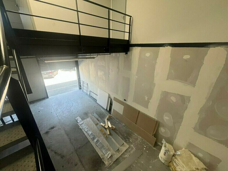 Flex in Arles for lease - Interior Photo - Image 2 of 5