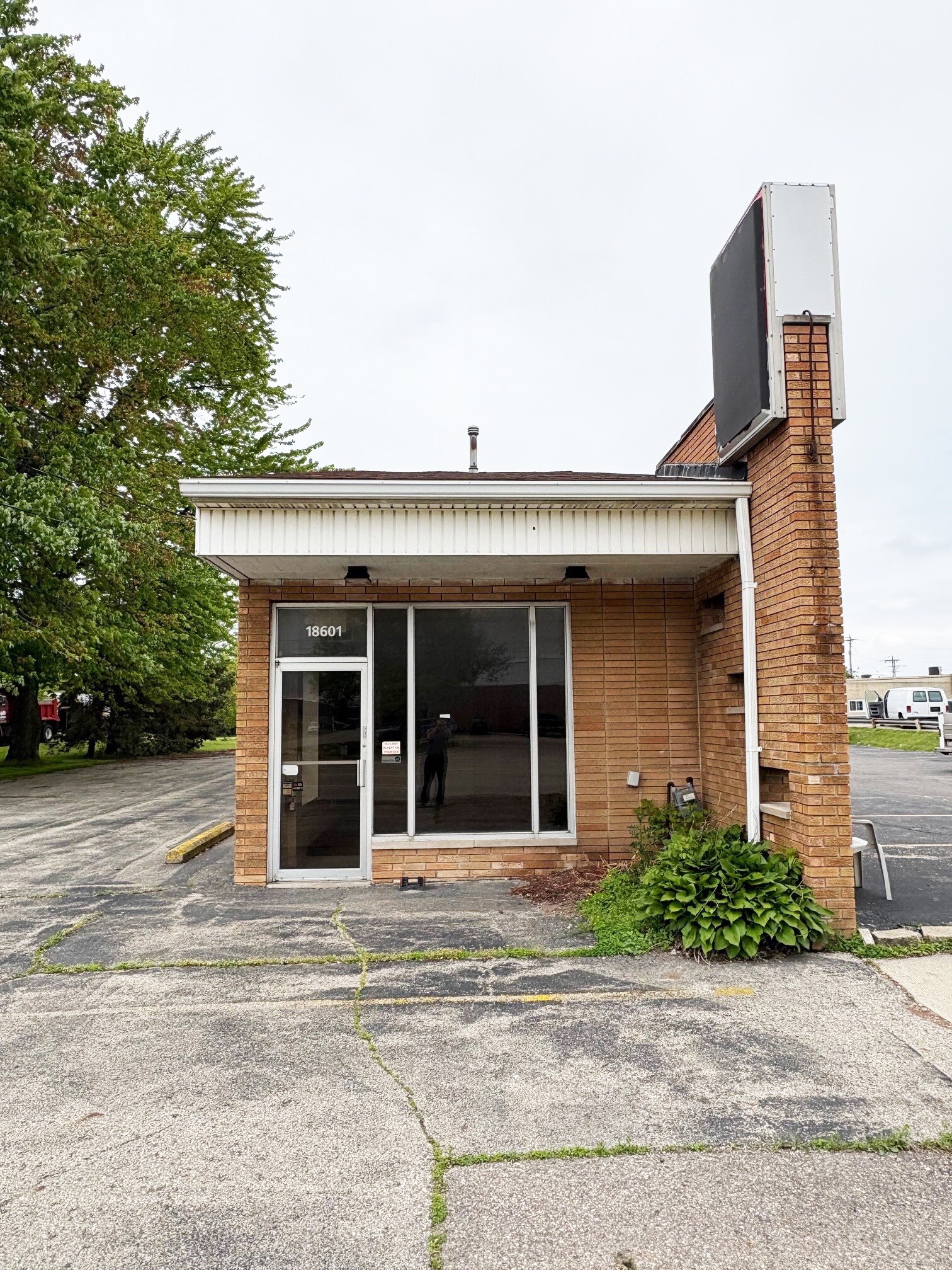 18601 15 Mile Rd, Clinton Township, MI for lease Primary Photo- Image 1 of 5