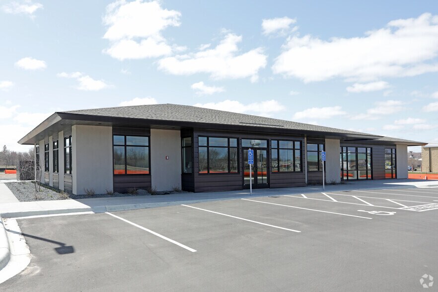 401 NE Cherrywood St, Isanti, MN à louer - Photo principale - Image 2 de 2