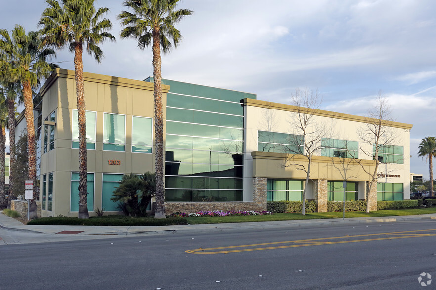 1203 Flynn Rd, Camarillo, CA for lease - Primary Photo - Image 1 of 5