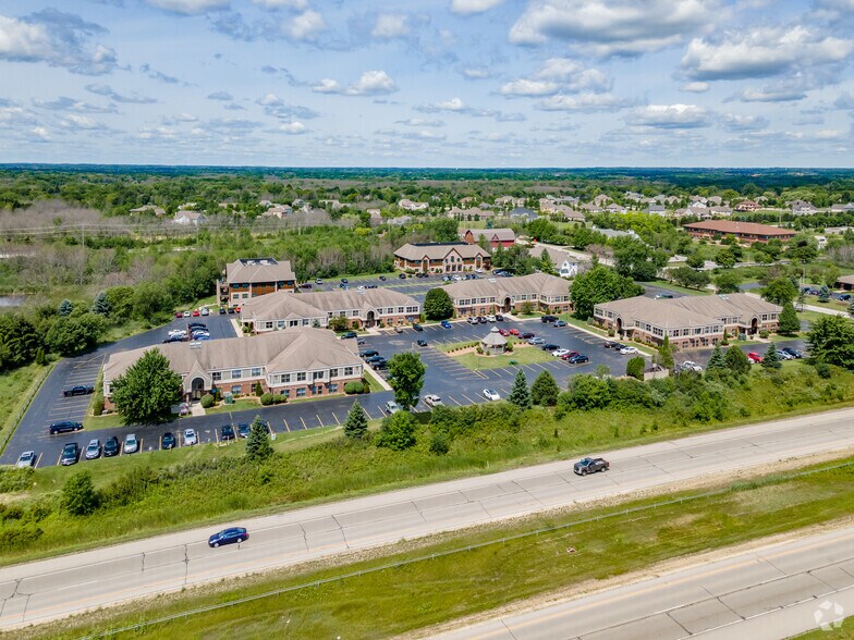 1025 W Glen Oaks Ln, Mequon, WI à louer - Photo du bâtiment - Image 3 de 4