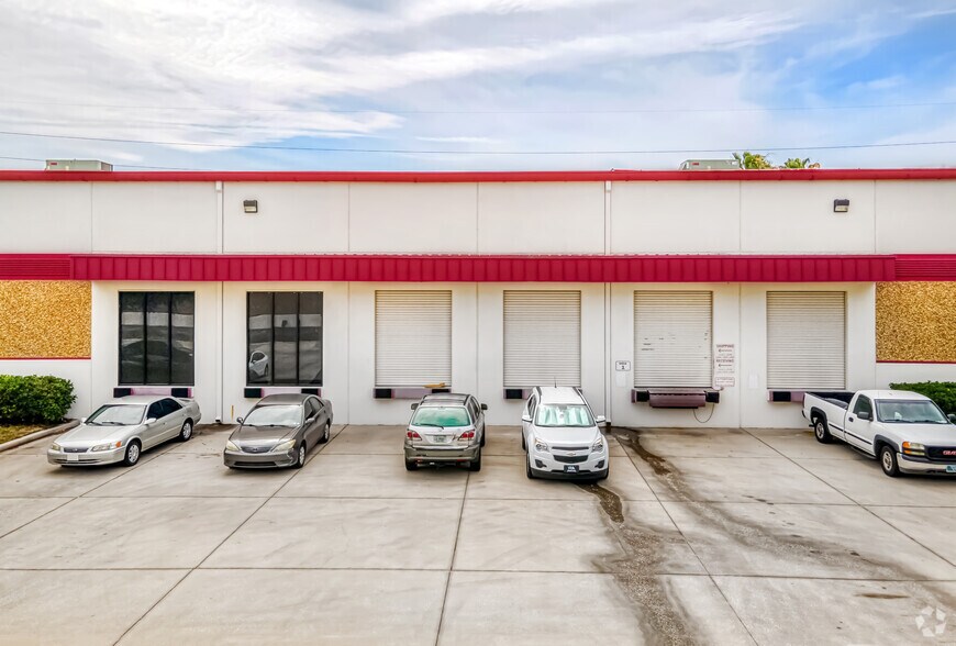 12821 Starkey Rd, Largo, FL à louer - Photo du bâtiment - Image 3 de 9