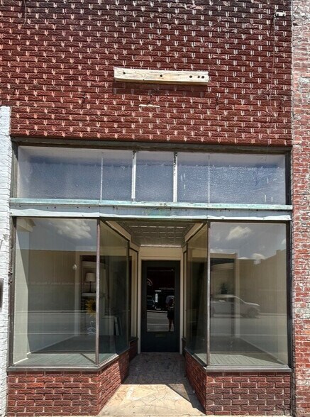 1026 Military Ave, Baxter Springs, KS à vendre - Photo du bâtiment - Image 2 de 7