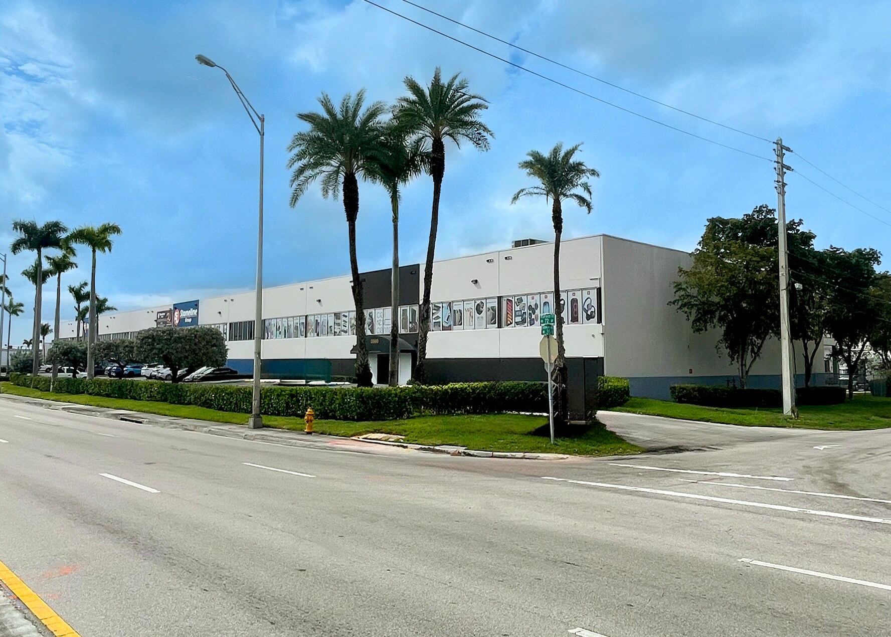 3520-3560 NW 72nd Ave, Miami, FL à louer Photo du bâtiment- Image 1 de 13
