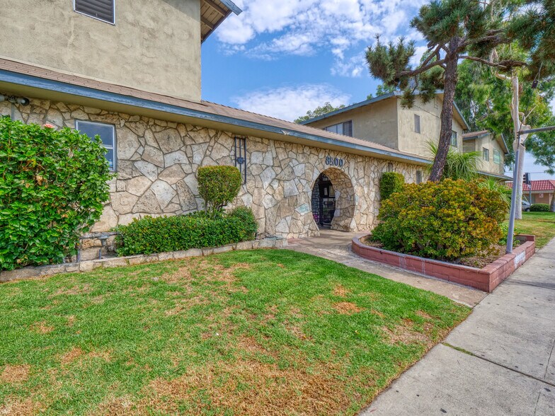 8500 Sunland Blvd, Sun Valley, CA à vendre - Photo du bâtiment - Image 2 de 11