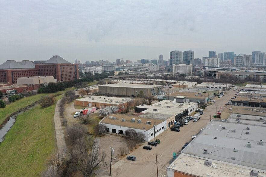 2124 Farrington St, Dallas, TX for lease - Building Photo - Image 2 of 5