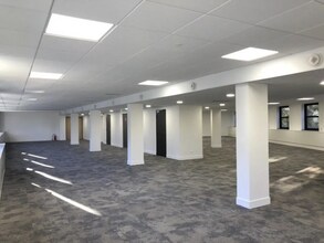 4 Rue Joseph Monier, Rueil-Malmaison for lease Interior Photo- Image 2 of 5