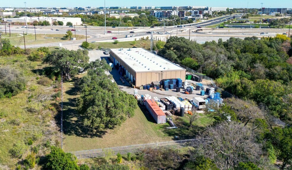 505 Yager Ln W, Austin, TX à louer - Photo du bâtiment - Image 3 de 12